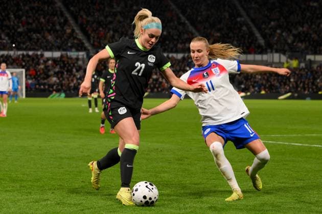 England v Australia - Women s International Friendly, Länderspiel, Nationalmannschaft Ellie Carpenter of Australia is under pressure from Aggie Beever-Jones of England during the International Friendly match between England Women and Australia at Pride Park in Derby, England, on October 28, 2025. Derby Derbyshire United Kingdom  Copyright: xMIxNewsx originalFilename:fletcher-englandw251028_npObC.jpg