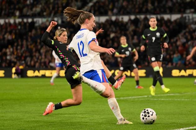 England v Australia - Women s International Friendly, Länderspiel, Nationalmannschaft Niamh Charles of England crosses the ball during the International Friendly match between England Women and Australia at Pride Park in Derby, England, on October 28, 2025. Derby Derbyshire United Kingdom  Copyright: xMIxNewsx originalFilename:fletcher-englandw251028_npTtK.jpg