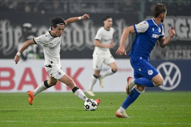 Shuto MACHINO (MG) Aktion, Einzelaktion, vorne Christoph KOBALD (KA) Fussball, DFB Pokal, 2. Hauptrunde, Borussia Moenchengladbach (MG) - Karlsruher SC (KA) 3-1 am 28.10.2025 im Borussiapark Moenchengladbach Deutschland. DFL regulations prohibit any use of photographs as image sequences and or quasi-video Â