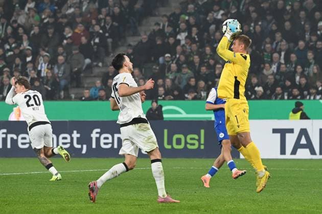 Torwart Hans Christian BERNAT (KA) Parade, Aktion, vor Haris TABAKOVIC (MG) Aktion, Zweikampf, Fussball, DFB Pokal, 2. Hauptrunde, Borussia Moenchengladbach (MG) - Karlsruher SC (KA) 3-1 am 28.10.2025 im Borussiapark Moenchengladbach Deutschland. DFL regulations prohibit any use of photographs as image sequences and or quasi-video Â