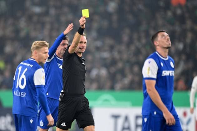 Schiedsrichter Bastian DANKERT zeigt Nicolai RAPP (KA) die gelbe Karte, Verwarnung Fussball, DFB Pokal, 2. Hauptrunde, Borussia Moenchengladbach (MG) - Karlsruher SC (KA) 3-1 am 28.10.2025 im Borussiapark Moenchengladbach Deutschland. DFL regulations prohibit any use of photographs as image sequences and or quasi-video Â