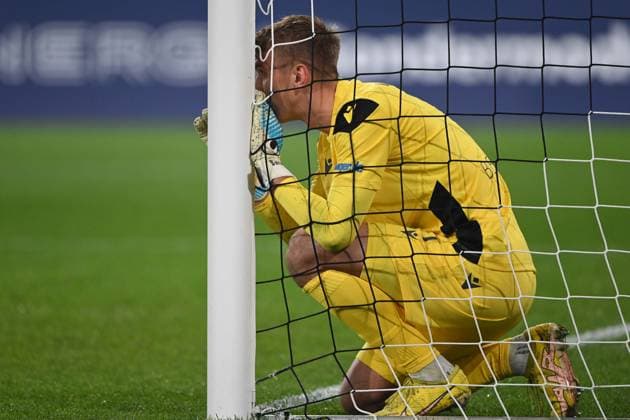 Torwart Hans Christian BERNAT (KA) stellt seine Freistossmauer, Gestik, gestikuliert, ganze Figur, Ganzfigur, Ganzkoerper, Fussball, DFB Pokal, 2. Hauptrunde, Borussia Moenchengladbach (MG) - Karlsruher SC (KA) 3-1 am 28.10.2025 im Borussiapark Moenchengladbach Deutschland. DFL regulations prohibit any use of photographs as image sequences and or quasi-video Â