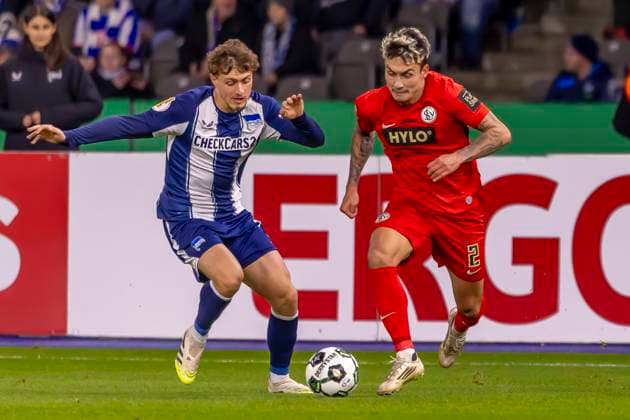 Berlin, Deutschland 28. Oktober 2025: DFB Pokal - 2025 2026 - Hertha BSC Berlin vs. SV Elversberg Im Bild: v. li. im Zweikampf Maurice Krattenmacher (Hertha) und Nicholas Mickelson (SVE) DFB regulations prohibit any use of photographs as image sequences and or quasi-video. Olympiastadion Berlin Copyright: xFotostandx xSchäferx