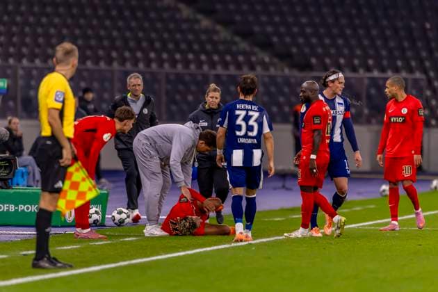 Berlin, Deutschland 28. Oktober 2025: DFB Pokal - 2025 2026 - Hertha BSC Berlin vs. SV Elversberg Im Bild: Bambase Conte (SVE) nach Zweikampf am Boden DFB regulations prohibit any use of photographs as image sequences and or quasi-video. Olympiastadion Berlin Copyright: xFotostandx xSchäferx