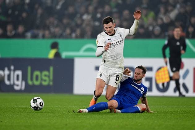 Yannik ENGELHARDT (MG) gegen Christoph KOBALD (KA) Aktion, Zweikampf, Fussball, DFB Pokal, 2. Hauptrunde, Borussia Moenchengladbach (MG) - Karlsruher SC (KA) 3-1 am 28.10.2025 im Borussiapark Moenchengladbach Deutschland. DFL regulations prohibit any use of photographs as image sequences and or quasi-video Â
