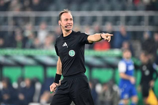 Schiedsrichter Bastian DANKERT Gestik, gestikuliert, Fussball, DFB Pokal, 2. Hauptrunde, Borussia Moenchengladbach (MG) - Karlsruher SC (KA) 3-1 am 28.10.2025 im Borussiapark Moenchengladbach Deutschland. DFL regulations prohibit any use of photographs as image sequences and or quasi-video Â