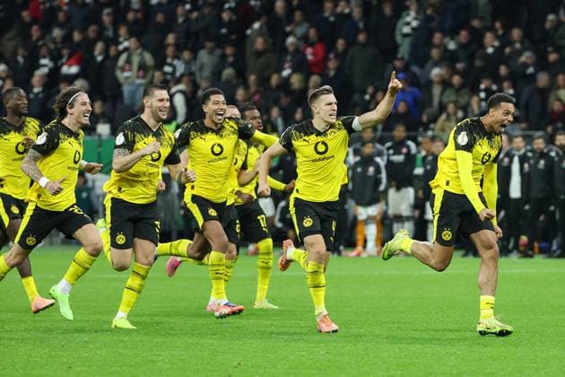 Fußball DFB Pokal - Eintracht Frankfurt - Borussia Dortmund am 28.10.2025 im Deutsche Bank Park in Frankfurt Jubel und Freude über den Sieg im Elfmeter schießen bei der Mannschaft von Borussia Dortmund u.a. Fabio Silva (Dortmund 21) , Niklas Süle Suele (Dortmund 25) , Jobe Bellingham (Dortmund 7) , Nico Schlotterbeck (Dortmund 4) , Felix Nmecha (Dortmund 8)
