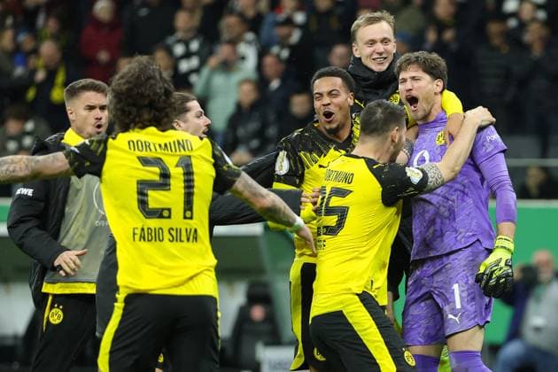 Fußball DFB Pokal - Eintracht Frankfurt - Borussia Dortmund am 28.10.2025 im Deutsche Bank Park in Frankfurt Jubel und Freude über den Sieg im Elfmeter schießen bei der Mannschaft von Borussia Dortmund u.a. bei Torwart Gregor Kobel (Dortmund 1) , Felix Nmecha (Dortmund 8) , Maximilian Beier (Dortmund 14) , Niklas Süle Suele (Dortmund 25)
