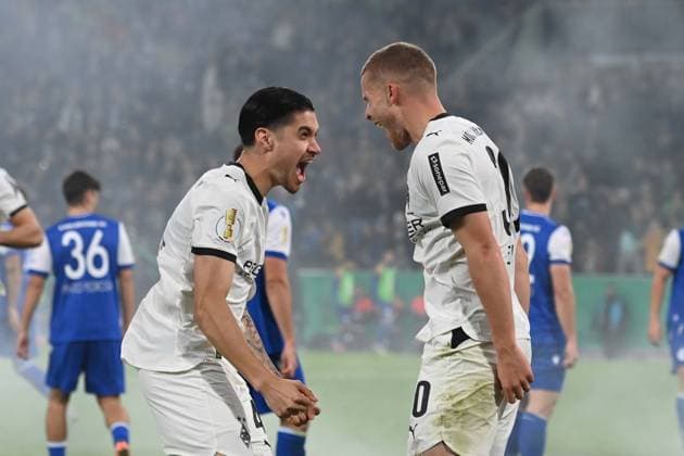 Nico ELVEDI (MG) jubelt nach seinem Tor zum 2-0, Jubel, jubeln, Freude, cheers, mit Kevin DIKS (MG) Fussball, DFB Pokal, 2. Hauptrunde, Borussia Moenchengladbach (MG) - Karlsruher SC (KA) 3-1 am 28.10.2025 im Borussiapark Moenchengladbach Deutschland. DFL regulations prohibit any use of photographs as image sequences and or quasi-video Â