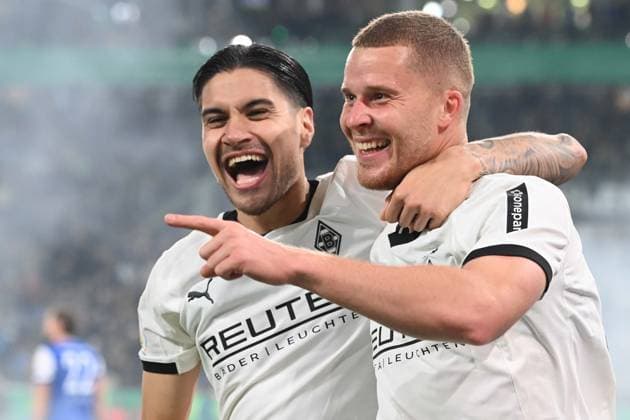 Nico ELVEDI (MG) jubelt nach seinem Tor zum 2-0, Jubel, jubeln, Freude, cheers, mit Kevin DIKS (MG) Fussball, DFB Pokal, 2. Hauptrunde, Borussia Moenchengladbach (MG) - Karlsruher SC (KA) 3-1 am 28.10.2025 im Borussiapark Moenchengladbach Deutschland. DFL regulations prohibit any use of photographs as image sequences and or quasi-video Â