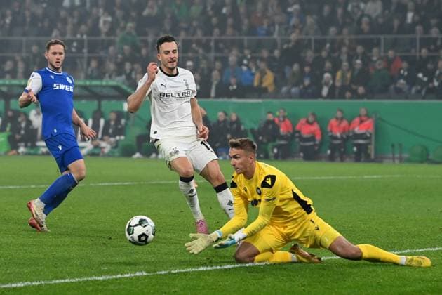 Torwart Hans Christian BERNAT (KA) pariert eine Torchance von Haris TABAKOVIC (MG) Aktion, Zweikampf, Fussball, DFB Pokal, 2. Hauptrunde, Borussia Moenchengladbach (MG) - Karlsruher SC (KA) 3-1 am 28.10.2025 im Borussiapark Moenchengladbach Deutschland. DFL regulations prohibit any use of photographs as image sequences and or quasi-video Â