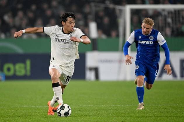 Shuto MACHINO (MG) gegen Andreas MUELLER (Müller, KA) Aktion, Zweikampf, Fussball, DFB Pokal, 2. Hauptrunde, Borussia Moenchengladbach (MG) - Karlsruher SC (KA) 3-1 am 28.10.2025 im Borussiapark Moenchengladbach Deutschland. DFL regulations prohibit any use of photographs as image sequences and or quasi-video Â