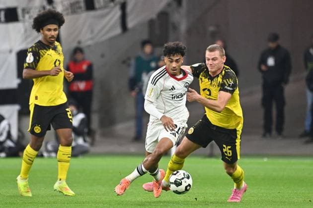 Nathaniel BROWN (Eintracht Frankfurt), Aktion,Zweikampf gegen Julian RYERSON (Borussia Dortmund). LI:Karim ADEYEMI (Borussia Dortmund). Fussball DFB Pokal , 2.Runde Eintracht Frankfurt - Borussia Dortmund 2-4 i.E am 28.10..2025 , DEUTSCHE BANK PARK Saison 2025 2026,