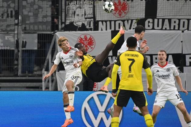 Torchance Serhou GUIRASSY (DO), Aktion,Zweikampf gegen Ritsu DOAN (Eintracht Frankfurt) und Robin KOCH (Eintracht Frankfurt).re: Rasmus KRISTENSEN (Eintracht Frankfurt)- Fussball DFB Pokal , 2.Runde Eintracht Frankfurt - Borussia Dortmund 2-4 i.E am 28.10..2025 , DEUTSCHE BANK PARK Saison 2025 2026,