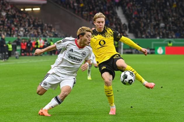 NO SALES IN JAPAN! Ritsu DOAN (Eintracht Frankfurt), Aktion,Zweikampf gegen Daniel SVENSSON (Borussia Dortmund). Fussball DFB Pokal , 2.Runde Eintracht Frankfurt - Borussia Dortmund 2-4 i.E am 28.10..2025 , DEUTSCHE BANK PARK Saison 2025 2026,