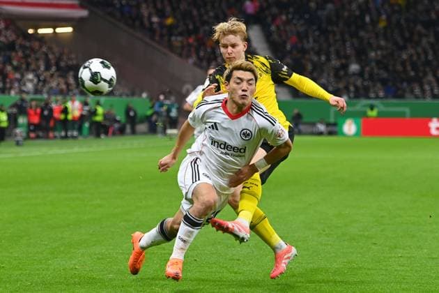 Ritsu DOAN (Eintracht Frankfurt), Aktion,Zweikampf gegen Daniel SVENSSON (Borussia Dortmund). Fussball DFB Pokal , 2.Runde Eintracht Frankfurt - Borussia Dortmund 2-4 i.E am 28.10..2025 , DEUTSCHE BANK PARK Saison 2025 2026,