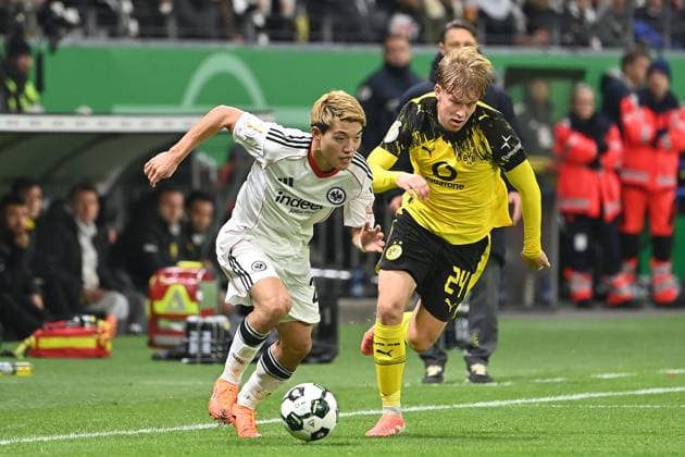 NO SALES IN JAPAN! Ritsu DOAN (Eintracht Frankfurt), Aktion,Zweikampf gegen Daniel SVENSSON (Borussia Dortmund). Fussball DFB Pokal , 2.Runde Eintracht Frankfurt - Borussia Dortmund 2-4 i.E am 28.10..2025 , DEUTSCHE BANK PARK Saison 2025 2026,