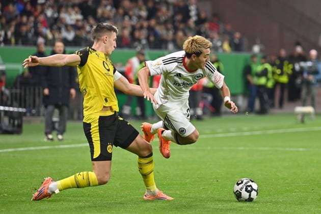 NO SALES IN JAPAN! Ritsu DOAN (Eintracht Frankfurt), Aktion,Zweikampf gegen Nico SCHLOTTERBECK (Borussia Dortmund). Fussball DFB Pokal , 2.Runde Eintracht Frankfurt - Borussia Dortmund 2-4 i.E am 28.10..2025 , DEUTSCHE BANK PARK Saison 2025 2026,