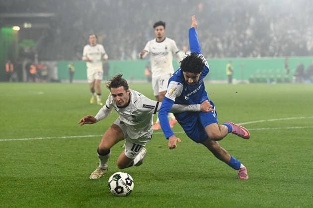 Florian NEUHAUS (MG) gegen Eymen LAGHRISSI (KA) Aktion, Zweikampf, Fussball, DFB Pokal, 2. Hauptrunde, Borussia Moenchengladbach (MG) - Karlsruher SC (KA) 3-1 am 28.10.2025 im Borussiapark Moenchengladbach Deutschland. DFL regulations prohibit any use of photographs as image sequences and or quasi-video Â