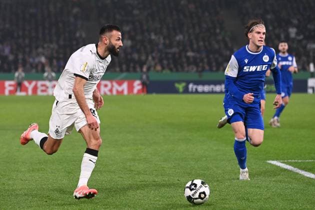 Franck HONORAT (MG) gegen David HEROLD (KA) Aktion, Zweikampf, Fussball, DFB Pokal, 2. Hauptrunde, Borussia Moenchengladbach (MG) - Karlsruher SC (KA) 3-1 am 28.10.2025 im Borussiapark Moenchengladbach Deutschland. DFL regulations prohibit any use of photographs as image sequences and or quasi-video Â