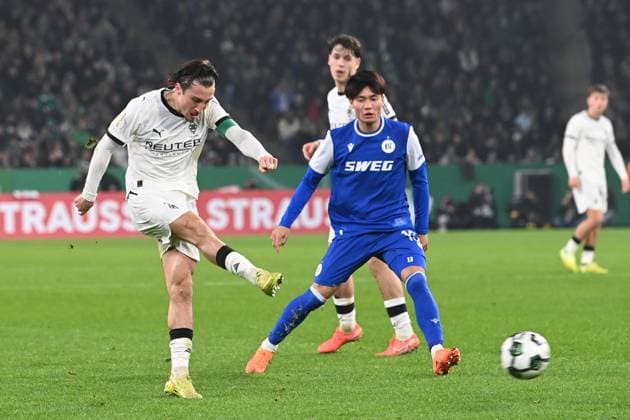 Rocco REITZ (MG) gegen Shio FUKUDA (KA) Aktion, Zweikampf, Fussball, DFB Pokal, 2. Hauptrunde, Borussia Moenchengladbach (MG) - Karlsruher SC (KA) 3-1 am 28.10.2025 im Borussiapark Moenchengladbach Deutschland. DFL regulations prohibit any use of photographs as image sequences and or quasi-video Â