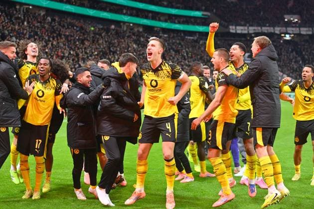 Schlussjubel Fabio SILVA (Borussia Dortmund),Carney CHUKWUEMEKA (Borussia Dortmund),Nico SCHLOTTERBECK (Borussia Dortmund),Waldemar ANTON (Borussia Dortmund), Jobe BELLINGHAM (Borussia Dortmund), Maximilian BEIER (Borussia Dortmund), Jubel,Freude,Begeisterung, Aktion, Fussball DFB Pokal , 2.Runde Eintracht Frankfurt - Borussia Dortmund 2-4 i.E am 28.10..2025 , DEUTSCHE BANK PARK Saison 2025 2026,