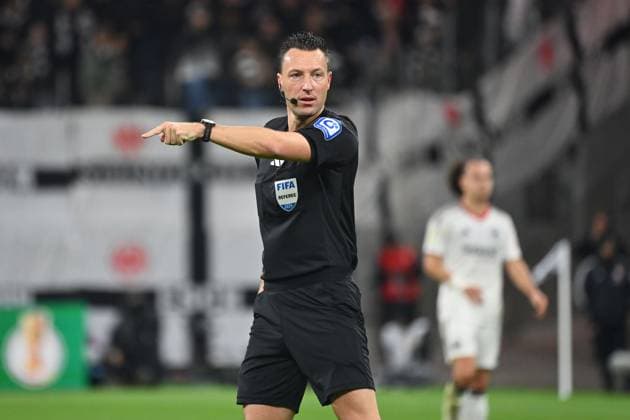 Schiedsrichter Sven JABLOSNKI, Einzelbild,angeschnittenes Einzelmotiv, Halbfigur,halbe Figur. Fussball DFB Pokal , 2.Runde Eintracht Frankfurt - Borussia Dortmund 2-4 i.E am 28.10..2025 , DEUTSCHE BANK PARK Saison 2025 2026,