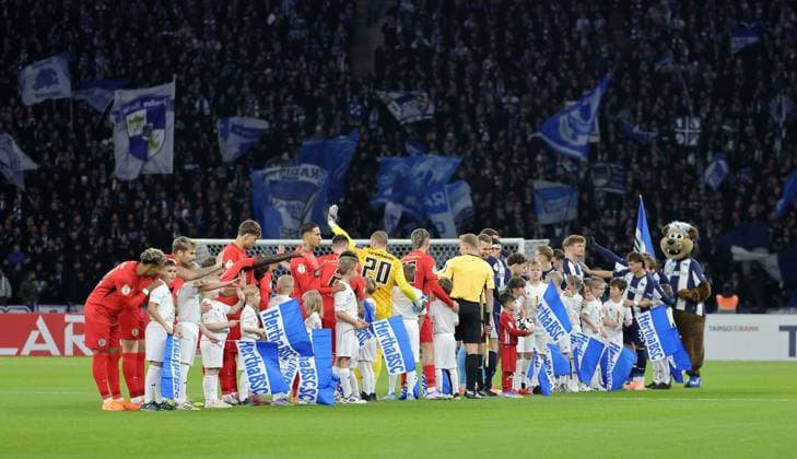 Begrüßung der Mannschaften vor Spielbeginn Fußball Fussball DFB Pokal 2. Runde Herren Saison 2025 2026 28.10.2025 Hertha BSC Berlin vs. SV Elversberg DFL regulations prohibit any use of photographs as image sequences and or quasi-video