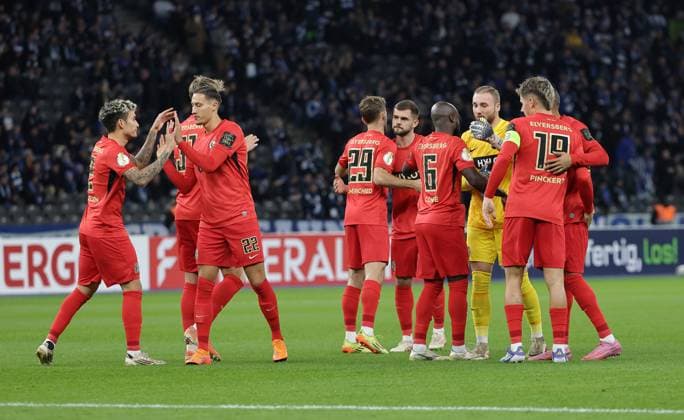 Nicholas Mickelson, Younes Ebnoutalib, Tom Zimmerschied, Amara Conde, Torwart Nicolas Kristof, Lukas Pinckert beim Abklatschen vor Spielbeginn Fußball Fussball DFB Pokal 2. Runde Herren Saison 2025 2026 28.10.2025 Hertha BSC Berlin vs. SV Elversberg DFL regulations prohibit any use of photographs as image sequences and or quasi-video