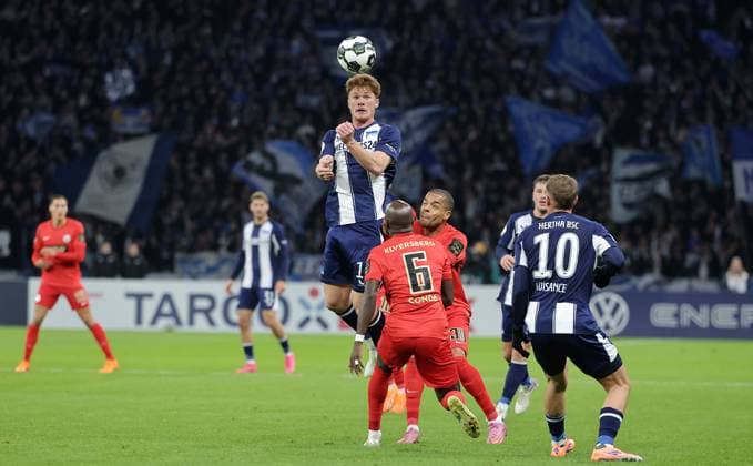 Sebastian Grönning am Ball, Amara Conde, Jan Gyamerah Zweikampf Spielszene Aktion Fußball Fussball DFB Pokal 2. Runde Herren Saison 2025 2026 28.10.2025 Hertha BSC Berlin vs. SV Elversberg DFL regulations prohibit any use of photographs as image sequences and or quasi-video