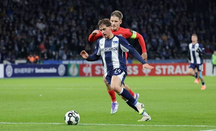 Maurice Krattenmacher am Ball, Lukas Pinckert Zweikampf Spielszene Aktion Fußball Fussball DFB Pokal 2. Runde Herren Saison 2025 2026 28.10.2025 Hertha BSC Berlin vs. SV Elversberg DFL regulations prohibit any use of photographs as image sequences and or quasi-video