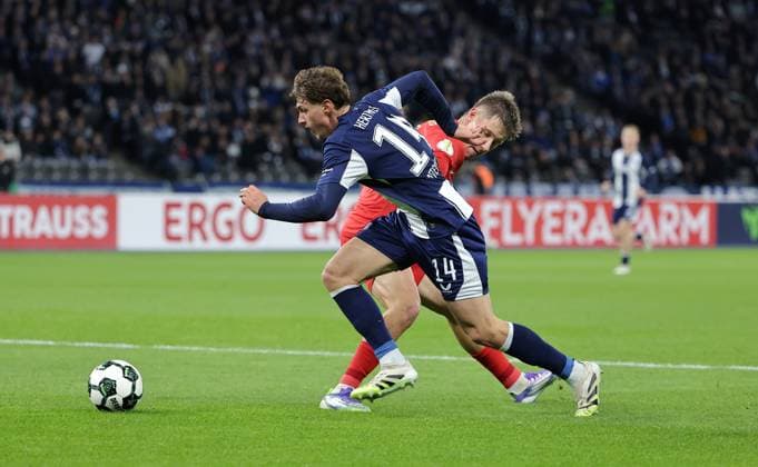 Maurice Krattenmacher am Ball, Lukas Pinckert Zweikampf Spielszene Aktion Fußball Fussball DFB Pokal 2. Runde Herren Saison 2025 2026 28.10.2025 Hertha BSC Berlin vs. SV Elversberg DFL regulations prohibit any use of photographs as image sequences and or quasi-video
