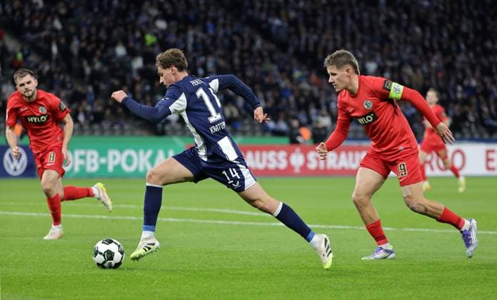 Maurice Krattenmacher am Ball, Lukas Pinckert Zweikampf Spielszene Aktion Fußball Fussball DFB Pokal 2. Runde Herren Saison 2025 2026 28.10.2025 Hertha BSC Berlin vs. SV Elversberg DFL regulations prohibit any use of photographs as image sequences and or quasi-video
