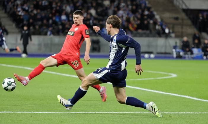 Felix Keidel, Maurice Krattenmacher flankt Zweikampf Spielszene Aktion Fußball Fussball DFB Pokal 2. Runde Herren Saison 2025 2026 28.10.2025 Hertha BSC Berlin vs. SV Elversberg DFL regulations prohibit any use of photographs as image sequences and or quasi-video