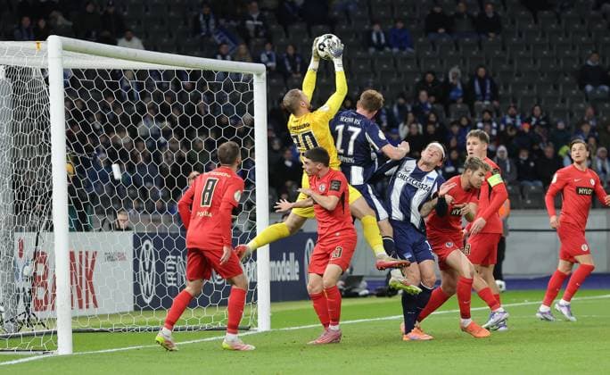 Torwart Nicolas Kristof fängt den Ball, Sebastian Grönning Zweikampf Spielszene Aktion Fußball Fussball DFB Pokal 2. Runde Herren Saison 2025 2026 28.10.2025 Hertha BSC Berlin vs. SV Elversberg DFL regulations prohibit any use of photographs as image sequences and or quasi-video
