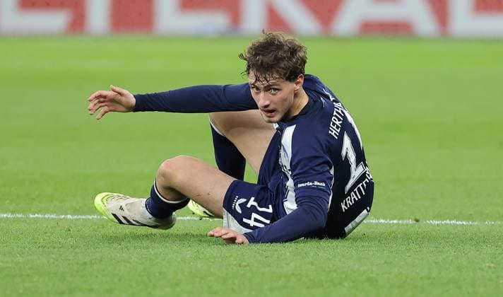 Maurice Krattenmacher nach Zweikampf am Boden Einzelbild Freisteller Aktion Fußball Fussball DFB Pokal 2. Runde Herren Saison 2025 2026 28.10.2025 Hertha BSC Berlin vs. SV Elversberg DFL regulations prohibit any use of photographs as image sequences and or quasi-video