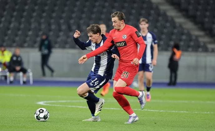 Maurice Krattenmacher am Ball, Lukas Petkov Zweikampf Spielszene Aktion Fußball Fussball DFB Pokal 2. Runde Herren Saison 2025 2026 28.10.2025 Hertha BSC Berlin vs. SV Elversberg DFL regulations prohibit any use of photographs as image sequences and or quasi-video