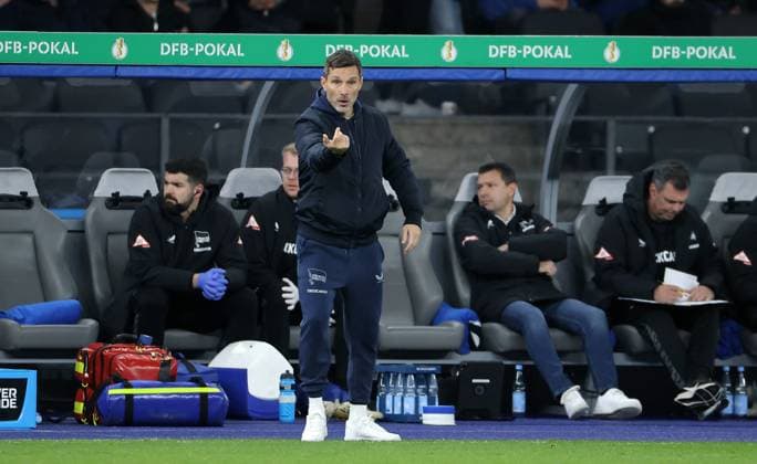 Trainer Stefan Leitl zeigend, gestikulierend Einzelbild Freisteller Aktion Fußball Fussball DFB Pokal 2. Runde Herren Saison 2025 2026 28.10.2025 Hertha BSC Berlin vs. SV Elversberg DFL regulations prohibit any use of photographs as image sequences and or quasi-video