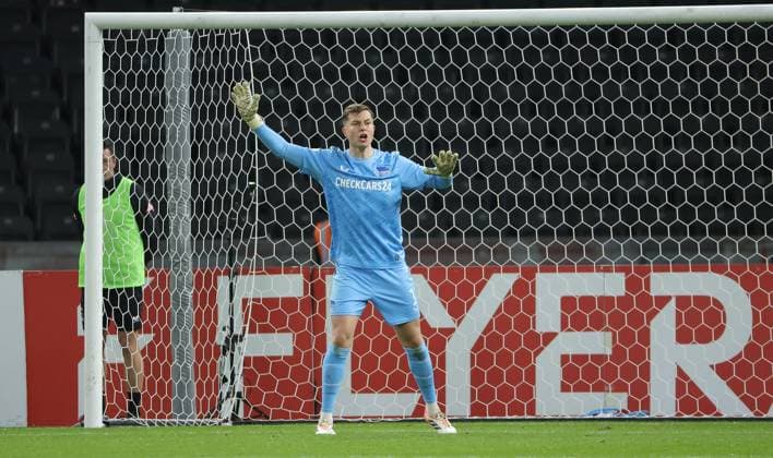 Torwart Tjark Ernst zeigend, gestikulierend Einzelbild Freisteller Aktion Fußball Fussball DFB Pokal 2. Runde Herren Saison 2025 2026 28.10.2025 Hertha BSC Berlin vs. SV Elversberg DFL regulations prohibit any use of photographs as image sequences and or quasi-video
