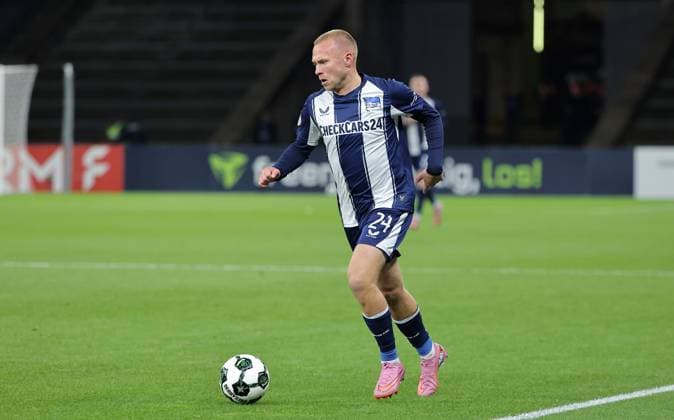Jon Dagur Thorsteinsson am Ball Einzelbild Freisteller Aktion Fußball Fussball DFB Pokal 2. Runde Herren Saison 2025 2026 28.10.2025 Hertha BSC Berlin vs. SV Elversberg DFL regulations prohibit any use of photographs as image sequences and or quasi-video