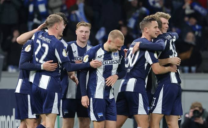 Jon Dagur Thorsteinsson jubelt nach 3:0 mit Marten Winkler, Julian Eitschberger, Paul Seguin, Marton Dardai Freude Emotion Jubel Fußball Fussball DFB Pokal 2. Runde Herren Saison 2025 2026 28.10.2025 Hertha BSC Berlin vs. SV Elversberg DFL regulations prohibit any use of photographs as image sequences and or quasi-video