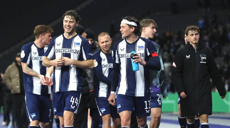 Sebastian Grönning , Linus Gechter, Jon Dagur Thorsteinsson, Fabian Reese, Kennet Eichhorn, Maurice Krattenmacher, Hertha Mannschaft bei der Ehrenrunde nach Spielende Freude Emotion Jubel Schlußjubel Fußball Fussball DFB Pokal 2. Runde Herren Saison 2025 2026 28.10.2025 Hertha BSC Berlin vs. SV Elversberg DFL regulations prohibit any use of photographs as image sequences and or quasi-video