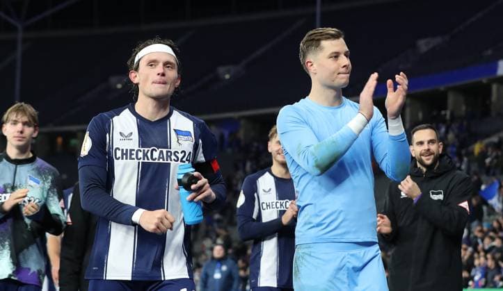 Fabian Reese, Torwart Tjark Ernst, Hertha Mannschaft bei der Ehrenrunde nach Spielende Freude Emotion Jubel Schlußjubel Fußball Fussball DFB Pokal 2. Runde Herren Saison 2025 2026 28.10.2025 Hertha BSC Berlin vs. SV Elversberg DFL regulations prohibit any use of photographs as image sequences and or quasi-video