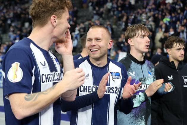 Sebastian Grönning, Jon Dagur Thorsteinsson, Kennet Eichhorn, Hertha Mannschaft bei der Ehrenrunde nach Spielende Freude Emotion Jubel Schlußjubel Fußball Fussball DFB Pokal 2. Runde Herren Saison 2025 2026 28.10.2025 Hertha BSC Berlin vs. SV Elversberg DFL regulations prohibit any use of photographs as image sequences and or quasi-video