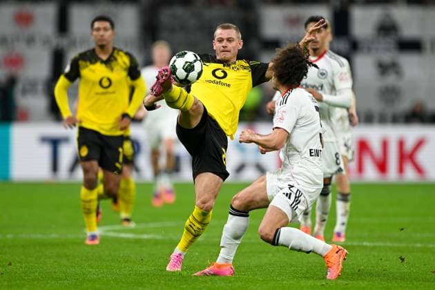Julian Ryerson (Dortmund, 26) im Zweikampf mit Arthur Theate (Eintracht Frankfurt, 03) GER, Eintracht Frankfurt vs Borussia Dortmund Fussball DFB Pokal, 2. Runde, Saison 2025 2026, 28.10.2025. DFB regulations prohibit any use of photographs as image sequences and or quasi-video GER, Eintracht Frankfurt vs Borussia Dortmund Fussball DFB Pokal, 2. Runde, Saison 2025 2026, 28.10.2025. Frankfurt am Main Copyright: xEibner-Pressefoto FlorianxWiegandx EP_FWD