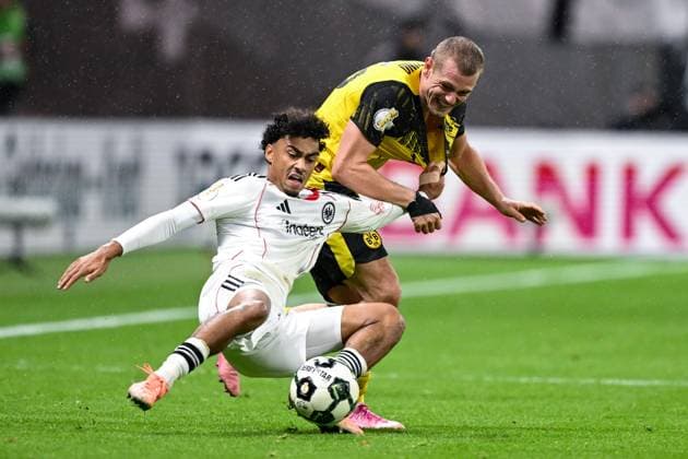 Nathaniel Brown (Eintracht Frankfurt, 21) im Zweikampf mit Julian Ryerson (Dortmund, 26), GER, Eintracht Frankfurt vs Borussia Dortmund Fussball DFB Pokal, 2. Runde, Saison 2025 2026, 28.10.2025. DFB regulations prohibit any use of photographs as image sequences and or quasi-video GER, Eintracht Frankfurt vs Borussia Dortmund Fussball DFB Pokal, 2. Runde, Saison 2025 2026, 28.10.2025. Frankfurt am Main Copyright: xEibner-Pressefoto FlorianxWiegandx EP_FWD