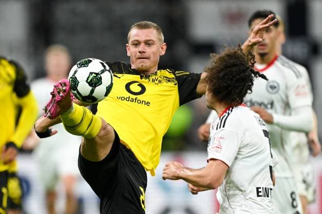 Julian Ryerson (Dortmund, 26) im Zweikampf mit Arthur Theate (Eintracht Frankfurt, 03) GER, Eintracht Frankfurt vs Borussia Dortmund Fussball DFB Pokal, 2. Runde, Saison 2025 2026, 28.10.2025. DFB regulations prohibit any use of photographs as image sequences and or quasi-video GER, Eintracht Frankfurt vs Borussia Dortmund Fussball DFB Pokal, 2. Runde, Saison 2025 2026, 28.10.2025. Frankfurt am Main Copyright: xEibner-Pressefoto FlorianxWiegandx EP_FWD