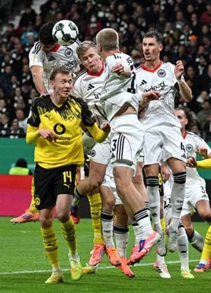 28.10.2025, xjhx, Fussball DFB Pokal 2.Runde, Eintracht Frankfurt - Borussia Dortmund v.l. Maximilian Beier (Borussia Dortmund), Fares Chaibi (Eintracht Frankfurt),Jonathan Jonny Burkardt (Eintracht Frankfurt),Rasmus Kristensen (Eintracht Frankfurt),Robin Koch (Eintracht Frankfurt) (DFL DFB REGULATIONS PROHIBIT ANY USE OF PHOTOGRAPHS as IMAGE SEQUENCES and or QUASI-VIDEO) Frankfurt am Main