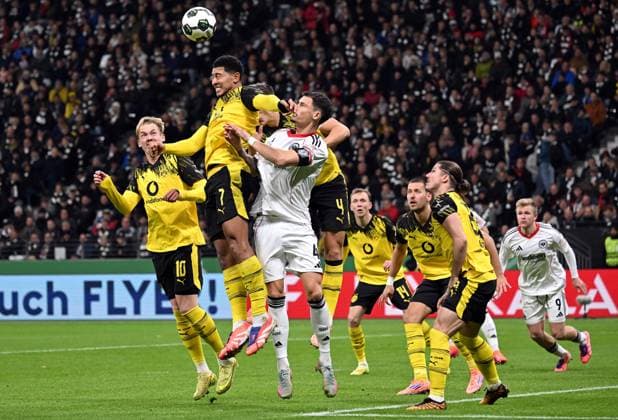 28.10.2025, xjhx, Fussball DFB Pokal 2.Runde, Eintracht Frankfurt - Borussia Dortmund v.l. Julian Brandt (Borussia Dortmund),Jobe Bellingham (Borussia Dortmund), Robin Koch (Eintracht Frankfurt) (DFL DFB REGULATIONS PROHIBIT ANY USE OF PHOTOGRAPHS as IMAGE SEQUENCES and or QUASI-VIDEO) Frankfurt am Main
