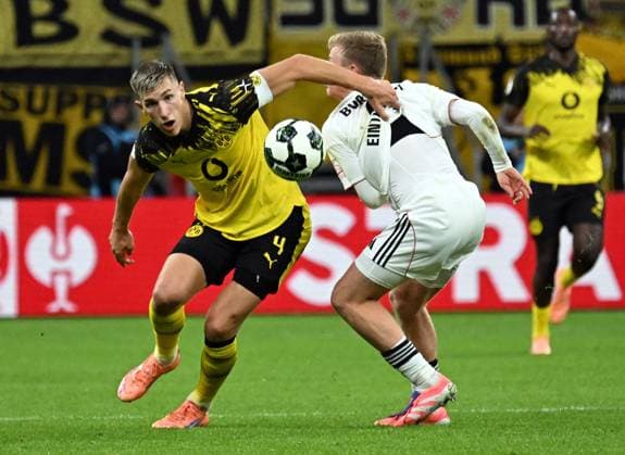 28.10.2025, xjhx, Fussball DFB Pokal 2.Runde, Eintracht Frankfurt - Borussia Dortmund v.l. Nico Schlotterbeck (Borussia Dortmund), Jonathan Jonny Burkardt (Eintracht Frankfurt) (DFL DFB REGULATIONS PROHIBIT ANY USE OF PHOTOGRAPHS as IMAGE SEQUENCES and or QUASI-VIDEO) Frankfurt am Main